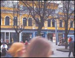 Kaunasissa keskustan lpi menee suuri, suosittu kvelykatu, joka on tynn elm.