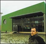 Talousjohtaja Toomas Mets. Taustalla on sahan futuristinen konttorirakennus, jonka on suunnitellut virolainen arkkitehti Uko Knnap.