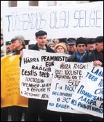 Viron ammattiyhdistysten keskusliitto osoittaa Tallinnan Toompealla mielt tyoloja ja pieni palkkoja vastaan.  Ammattiyhdistysliikkeeseen jrjestytyneet ovat Virossa kuitenkin viel vhemmistn.