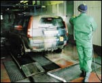 Kunnollinen esipesu auttaa rapaisimmankin auton puhdistamisessa. Spectran pesulassa Tallinnan Jrven Nesteell on tyss Roman Hein.