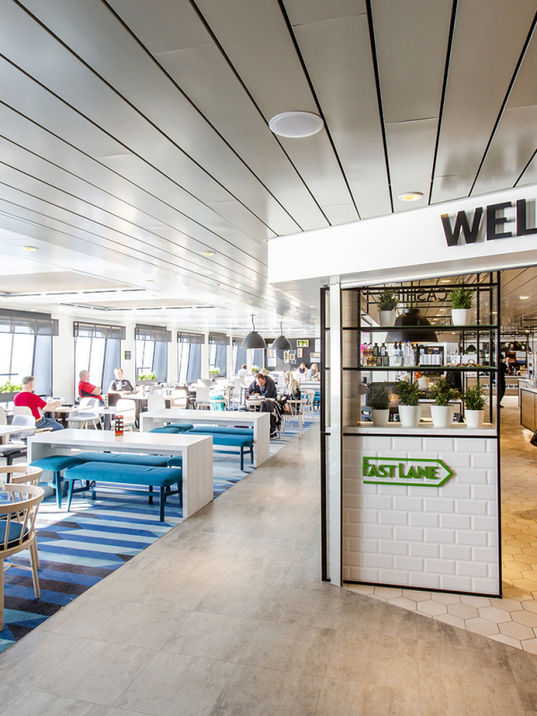 Tallink Megastarin Fast Lane -ravintola on lasten leikkipaikan lähellä.