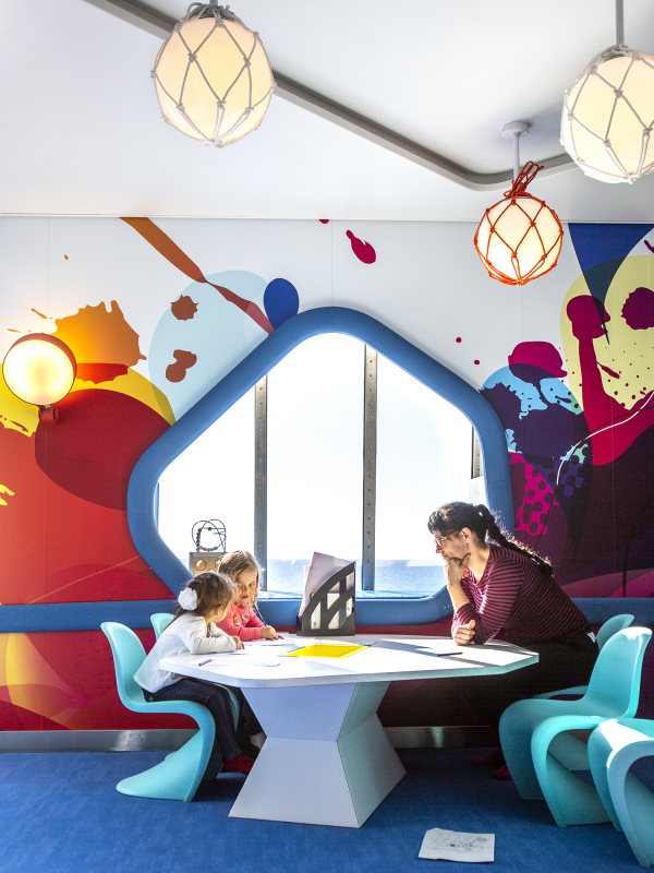 Tallink Megastarin lasten leikkipaikalla on valoa ja avaruutta.