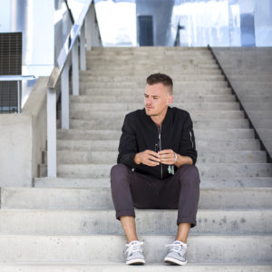 Tallinnan Rotermannin korttelin portailla istuu 7 miljoonan Spotify-kuuntelun mies.