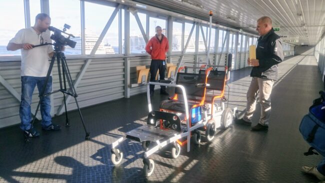 Tallinnan satama parantaa pyörätuolilla liikkuvien palvelua – käyttöön sähköiset pyörätuolit