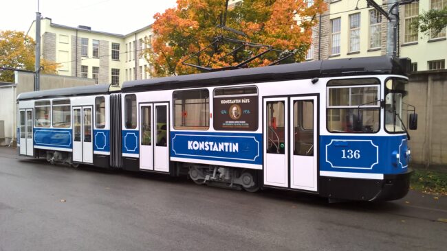 Tallinnassa alkaa liikkua retroraitiovaunuja – ratikat saavat nimensä valtiomiehiltä