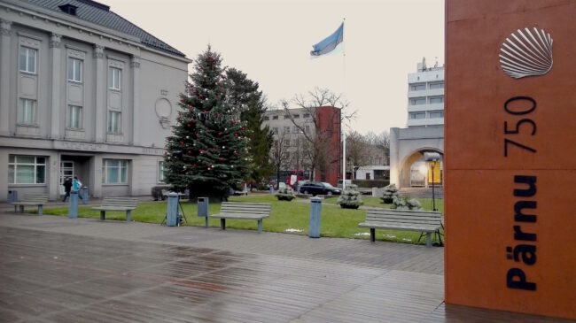 Ensimmäistä adventtia juhlistetaan Pärnussa – paikalla joulupukkeja eri puolilta Viroa