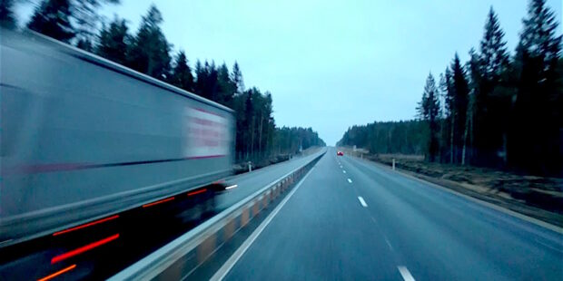 Uusi ohituskaista helpottaa autoilua Tallinnan ja Pärnun välillä