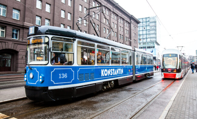 Tallinnassa liikennöi kolme retrotyylistä raitiovaunua – ratikoilla on virolaisten suurmiesten nimet