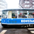 Tallinnassa liikennöi kolme retrotyylistä raitiovaunua – ratikoilla on virolaisten suurmiesten nimet