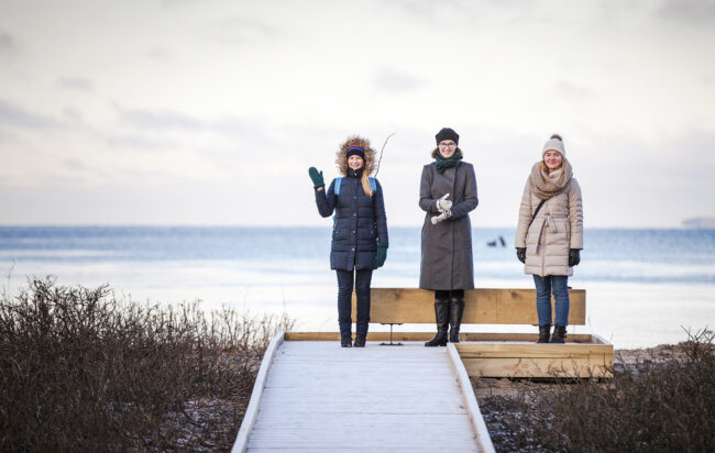 Helen Saarniit (vas.), Piret Kuldna ja Triin Sakermaa toivovat myös matkailijoiden löytävän Paljassaaren uudet polut.
