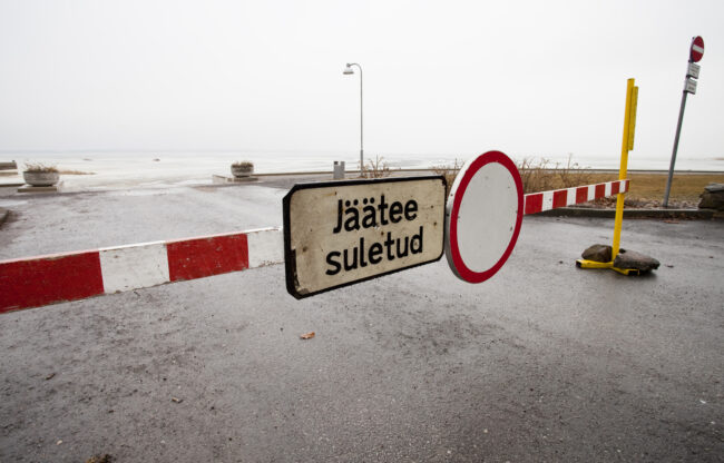 Osa Viron jääteistä jouduttiin sulkemaan – riesoina railot ja jäälle noussut merivesi