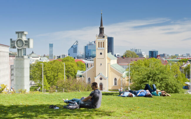 Tallinnan kaupunki rakennuttaa kuvausseinän Vanhankaupungin kupeeseen Harjumäelle