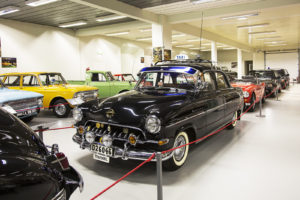 Pärnun lähellä sijaitseva Halingan automuseo esittelee menneen ajan menopelejä. 