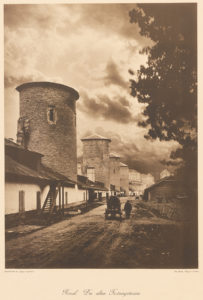"Reval. Die alten Festungstürme" lukee 1900-luvun alun kuvassa, joka esittelee Revalin eli Tallinnan kaupunginmuurin torneja. 