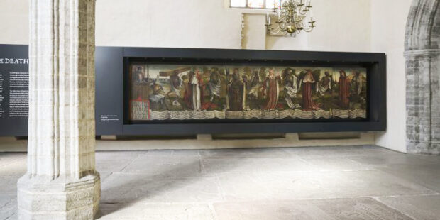 Kuolemantanssi-maalaus näkyy nyt kirkkaammin – Tallinnan Nigulisten kirkossa avattiin uudistettu näyttely