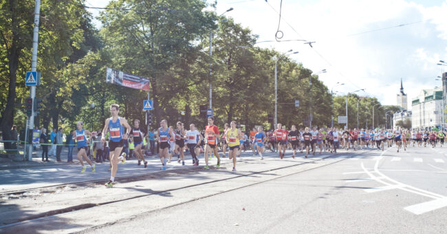 Tallinnan maraton sekoittaa kaupungin liikennettä viikonloppuna – varaudu ruuhkiin erityisesti sunnuntaina