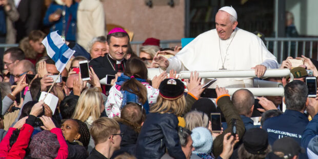 Paavi kävi Tallinnassa – katso kuvat messusta ja presidentinlinnasta!