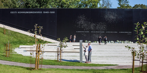 Synkkä ja valoisa – Kommunismin uhrien muistomerkki Tallinnassa on pysäyttävä matkailukohde