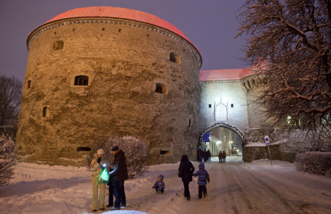 Tallinnan vanhakaupunki saa juhlavuoden kunniaksi uuden valaistuksen