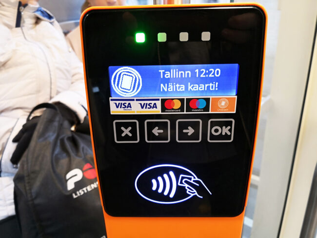 Tallinnan julkisessa liikenteessä voi nyt ostaa lipun pankkikortin lähimaksulla – lue käytännön ohjeet maksun käyttöön