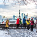 Ensilumi tuli Tallinnaan – katso kauniit kuvat kevyen lumiverhon saaneesta pääkaupungista
