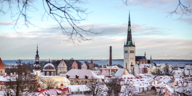Ensilumi tuli Tallinnaan – katso kauniit kuvat kevyen lumiverhon saaneesta pääkaupungista