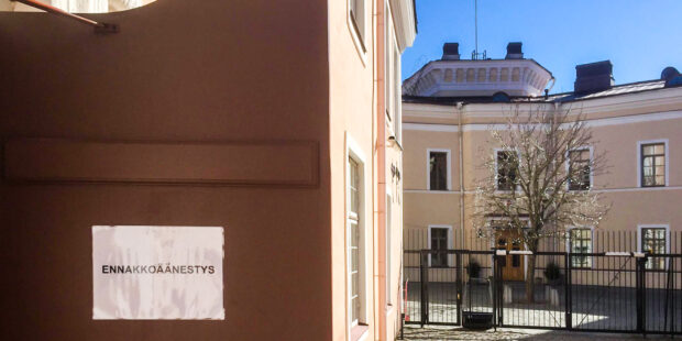 Virossa ennätysmäärä ennakkoäänestäjiä – vaalivalvojaiset sunnuntaina Tallinnan Viru-hotellissa