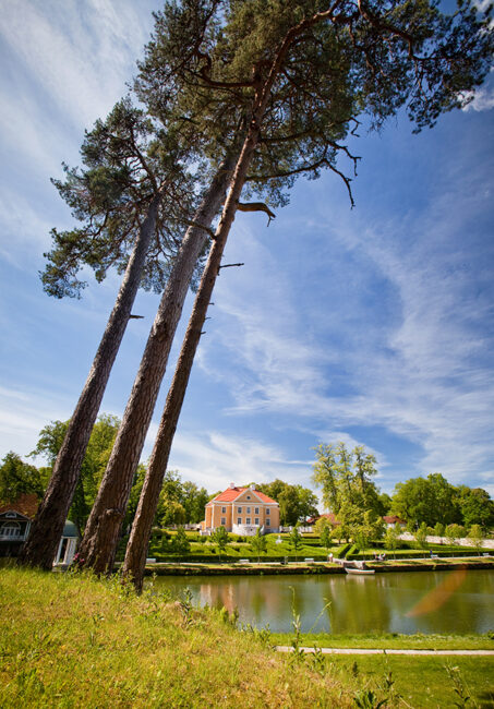 Palmsen kartano Länsi-Virumaan maakunnassa on yksi hienoimmista Viron kartanokokonaisuuksista puistoineen ja ympäröivine rakennuksineen.