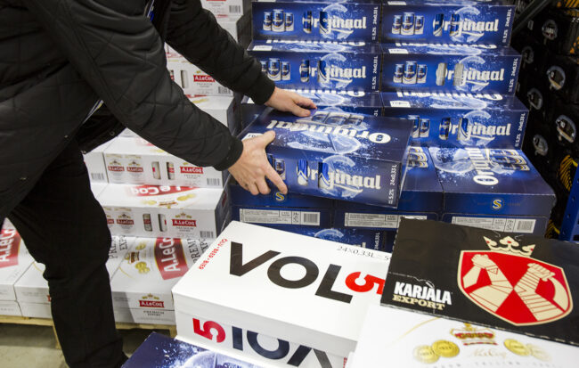 Viro laskee alkoholiveroa – olutlaatikon saa heinäkuussa pari euroa edullisemmin