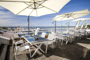 Tallinnan harvoista merenrantaterasseista yksi komeimpia on Sardiinid-ravintolalla Piritan kaupunginosassa. 