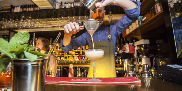 Paikallisten baarisuosikki Tallinnaan – Frank tarjoaa hyviä drinkkejä ja tyylikästä yöelämää