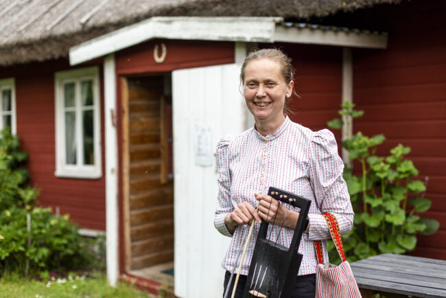 Vormsin vironruotsalaiseen historiaan voi tutustua museossa, jota emännöi Marju Tamm. Kuvassa hänellä on kädessään saaren perinnesoitin jouhikko.