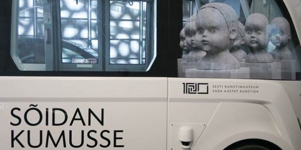 Automaattibussilla museoon – bussi ilman kuljettajaa vie nyt Tallinnan taidemuseo Kumuun