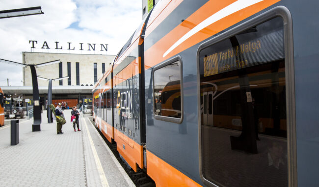 Tallinnan päärautatieasemalta (Balti jaam) lähtevät junat eri puolille Viroa ja myös Venäjälle.