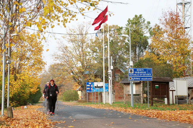 Maa vaihtuu Iklassa melko huomaamattomasti. Kablin kylästä on Latvian rajalle noin 15 kilometrin kävelymatka.