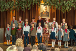 Neuvostoajan lapsen elämästä kertova Toveri lapsi -elokuva nähdään markkinoiden Kinokomerossa lauantaina 23.11. klo 12. 