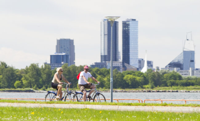 Uusia pyöräteitä Tallinnaan – jalankulkijoiden ja pyöräilijöiden liikkuminen helpottuu myös sataman alueella