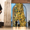 Tallinnan Nigulisten museon kuusi hohtaa ylväänä – katso kuvagalleria upeasta joulupuusta