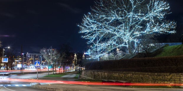 Valoa talven pimeyteen – ihaile kuvagalleriasta Tallinnan upeita jouluvaloja
