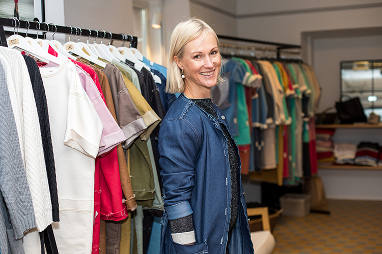 Marilin Sikkalin Mari Design tarjoaa mukavia vaatteita arkikäyttöön. Valikoimaa on myös lapsille. 