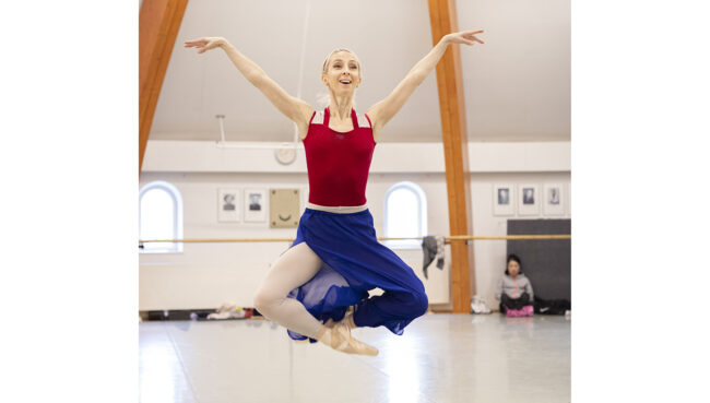 Vetreänä viikkoon: Viron kansallisbaletti kutsuu harjoittelemaan balettia kotona