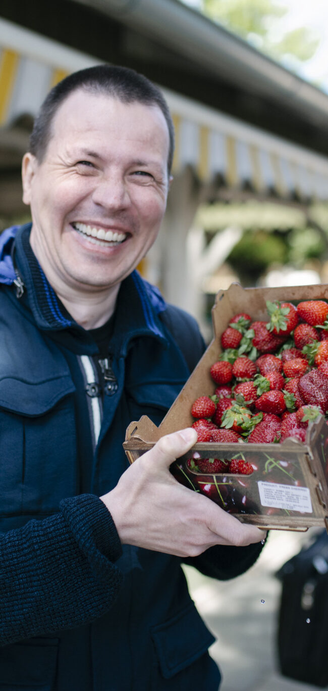 3066_Man buying strawberries at farmer’s market_Patrik Tamm_536334