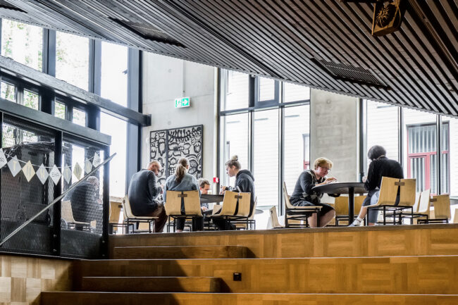 Lounas luovuuden lähteillä – taideakatemian kahvila on edullinen lounaspaikka Tallinnan keskustassa