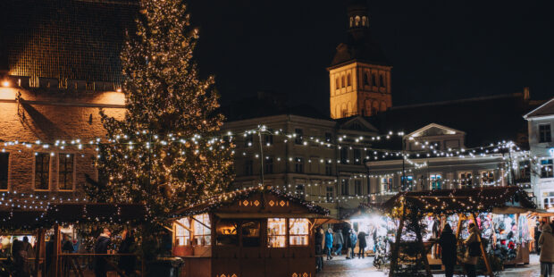 Tallinnan vanhakaupunki henkii joulun tunnelmaa – katso kuvakooste joulutorilta ja vanhankaupungin kaduilta!