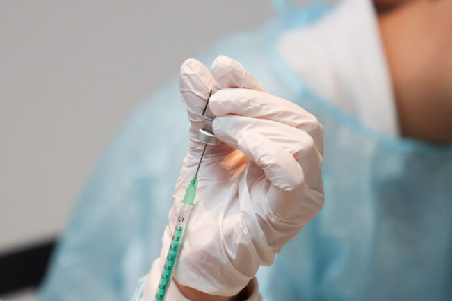 Lähes 50 000 ihmistä jonotti koronarokotusaikaa – Uusia rokotuskeskuksia avataan