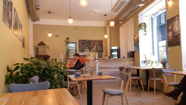 A cheap and fresh new vegan café in the heart of the old town 