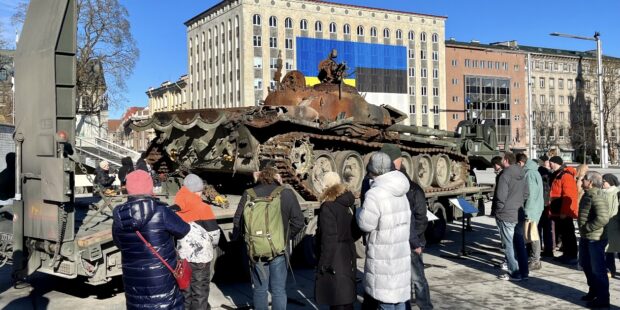 Ukrainassa tuhottu venäläistankki on näytteillä Vapaudenaukiolla viimeistä päivää