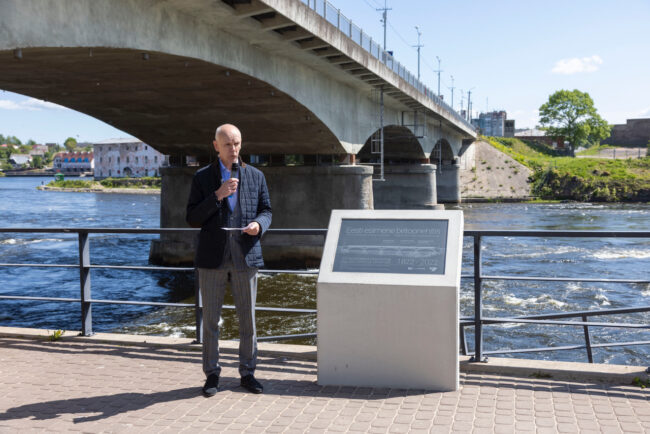 A commemorative plaque for Estonia’s first concrete building was unveiled in Narva