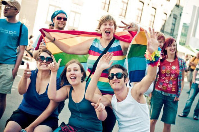 Pride-kulkue marssii Tallinnan keskustan läpi tänään