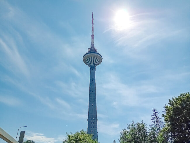 Tallinnan TV-tornin 43. syntymäpäivänä tornista hypätään laskuvarjolla